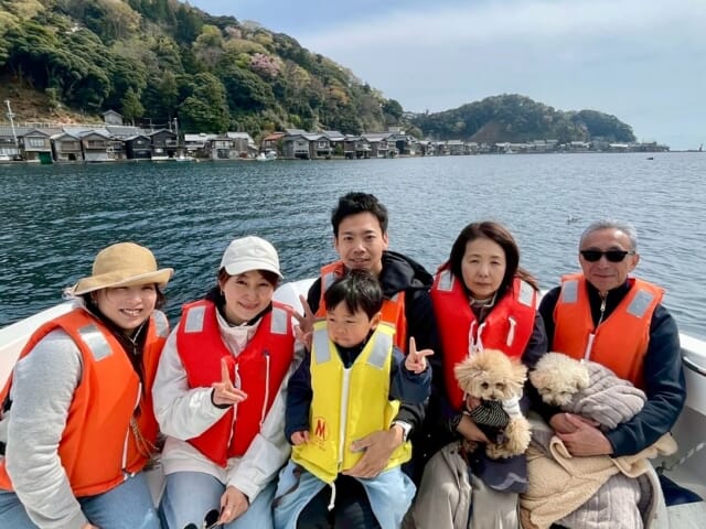 4月12日の冬アソビの様子です🤗

冬アソビプランとは別で伊根の舟屋クルージングなどもご予約がありました！
波が少しあり怖がる人もいましたが、伊根湾に入るとテンションが上がって楽しんで頂けました！！
クラフトとフォトフレームではお子様から大人の方までみなさん集中しつつ楽しく作成されていました🤍
#マリントピア #マリントピアマリーナ 
#マリントピアリゾート #マリントピア丸 
#宮津 #丹後 #日本海 #釣果情報 #イカメタル 
#キャスティング #ジギング #タイラバ 
#アマラバ #釣り #グランピング #ヴィラ 
#アクティビティ #sup #バナナボート #カヌー 
#ヤマハシースタイル #レンタルボート